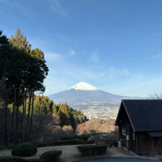今朝の富士山です。
1枚目は第２キャンプ場コテージA7から望む富士山です。
２枚目はフォレスト乙女展望台から、３枚目はフォレスト乙女登山道からです。
冬は葉っぱも落ちて木々の間からも富士山がきれいに見えます。
#乙女森林公園キャンプ場
#御殿場市
#富士山
#富士山の見えるキャンプ場
#金時山
#箱根
#mtfuji
#ミクリ
#micri