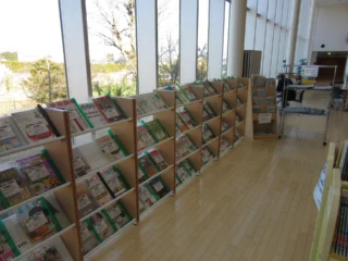 .
御殿場市図書館休館に伴い、御殿場市民交流センター内に御殿場市図書館による読書支援コーナー・図書館本返却BOXが設置されました。
.
.
【期間・日時】
期間：令和８年６月３０日（火）まで
日時：火曜日～金曜日（市民交流センター休館日を除く）午前１０時～午後３時３０分
.
【場所】
～１階交流ロビー～
・読書支援コーナー（新刊・新聞・雑誌閲覧）
・図書館出張窓口（利用者カード登録受付、新図書館・電子図書館等の案内、貸出し図書返却受付）
.
※図書の貸出し業務は行っていません。
.
.
～１階エントランス～
・図書館本返却BOX
.
【お問合せ】
御殿場市図書館
０５５０－８２－０３９１まで