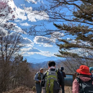 2026年 新年初の投稿は、昨年12/5に実施した奥多摩の三頭山トレッキングです。
（遅い報告となり申し訳ないです💦）

写真のとおり、山頂から富士山を眺めることはできませんでしたが、現地ガイド付きで快適な山歩き楽しめました！

3つの頂（東峰・中央峰・西峰）を制覇し、三頭大滝にも立寄り、奥多摩の森を満喫🙂‍↕️

ご参加いただいたお客様、ありがとうございました🙇

今年は午年ですね🐎
行動しながら考える、立ち止まらず、突き進む！
そんな姿勢を大切にしたいと思います！
引き続きよろしくお願いいたします🙇‍♂️

#富士山 　
#御殿場 
#富士登山 
#ハイキング 
#ミクリ
