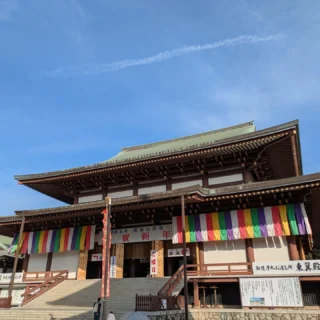 新年最初のツアー報告です🐎
1/15は成田山新勝寺・香取神宮・鹿島神宮 新春三寺社参りへ行ってきました！

早朝の成田山大本堂は、厳かな雰囲気と静けさに包まれ、心が洗われるような、無になるような、新鮮な良いものを身体に取り込んだような、そんな不思議な感覚を抱きました。

その後、表参道では賑やかな人混みにもまれ、食べ歩きを満喫🍘
かりんと饅頭、煎餅、ピーナッツ最中、お団子等々、、、
お昼前から胃に活力を注ぎ
昼食は、毎年恒例「鰻重」セット！
いつもお世話になっている「上町菊屋」さんで
心温まるおもてなし！

次に、香取神宮・鹿島神宮をそれぞれ本殿・奥宮・要石
全てを滞りなくお参りしました！

香取神宮の参道にある「亀甲堂」では、厄落としだんごの
お土産を！

もちもち、ふわふわ、柔らかい、何個でも食べれてしまう
ような、、、お団子（和スイーツ）は0キロカロリーと、誰かが言っていたので、その通りでしたね👀💦

無事に全ての行程を終え、大きな渋滞にも影響を受けることなく御殿場へと戻ってくることができました✨️
新年度から運が良いですね！

ご参加いただいた皆様、朝早くからありがとうございました！3年間同じツアーを実施してますが、好評をいただいているので、、、来年も？ですかね🙂‍↕️

引き続き、富士山みくりやの旅をよろしくお願いします！

#富士山 　#御殿場 　#富士登山 　
#トレッキング 　#ミクリ