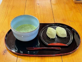 .

秩父宮記念公園うぐいす亭です☕️

うぐいす亭では、1/24(土)限定で『うぐいす餅と抹茶セット』を税込800円で販売いたします！

柔らかなお餅で上品な甘さのあんこを包み、うぐいす粉をたっぷりまぶしたうぐいす餅はお抹茶との相性バッチリです🍵

園内を散策した後のほっと一息のお供にうぐいす亭特製のうぐいす餅はいかがですか？？

数量限定での販売になりますのでお早めにどうぞ😌

#秩父宮記念公園
#秩父宮記念公園うぐいす亭
#うぐいす餅と抹茶セット
#限定販売
#micri