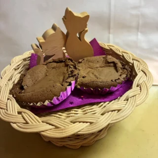 先日の手づくりパン教室の画像です♪
メニューはきなこドーナツとチョコデセールでした。
◉⁠きなこドーナツ
生地にこんにゃくマンナンを入れて腸に優しいパン
あんこを包んできな粉をまぶして…お腹と味覚両方を満足させてくれるパン。揚げないドーナツで、フワッフワの生地でした。
◉⁠チョコデセール
2月のバレンタインを先取りしたお菓子
なんと！卵、チョコ、ちょっぴりのお砂糖で作る、粉が入らないお菓子。
カルチャーのいいところでみんなで作業するから早い早い。あっという間にできちゃう！
来月のバレンタインにむけて、また作ってみたくなるお菓子でした。
こんにゃくマンナンは 食べ過ぎたお正月あとの腸の掃除に…ってことでしたが、あんこやバターの入ったリッチなパンになりました。

#カルチャー #パン教室 #gnews3776 #gotembagram #gotembasen_net