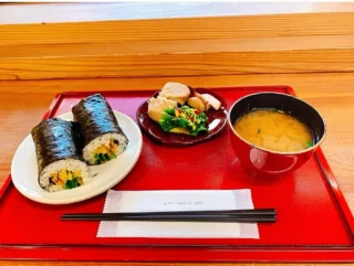 .

秩父宮記念公園うぐいす亭です☕️

もうすぐ節分ですね👹

うぐいす亭では2/3(火)限定で、恵方巻きプレート(税込1200円)を販売いたします。

しいたけ煮やうぐいす亭特製ピクルス、たくあんや人参しりしりなどたっぷりの具を巻いた食べ応えのある恵方巻きに付け合わせと味噌汁がついた豪華なプレートとなっております！

数量限定での販売となりますのでお早めにどうぞ☺️

また、秩父宮記念公園では2/3〜3/1までの期間つるし雛展を開催予定です。
それに合わせましてうぐいす亭では、2/4(水)〜3/1(日)までひなまつりプレート(税込1000円)を販売いたします。

色とりどりのピクルスを散らせたうぐいす亭特製のちらし寿司に付け合わせと味噌汁がセットになっております！

こちらも1カ月の限定販売となりますのでこの機会にぜひご賞味ください😊

#秩父宮記念公園
#秩父宮記念公園うぐいす亭
#恵方巻きプレート
#ひなまつりプレート
#micri