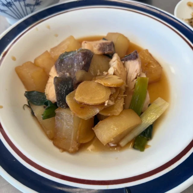 .
　
御殿場市民会館カルチャー教室
日常に役立つおいしい家庭料理
　
旬野菜の創作家庭料理で人気❗️
裾野市『緑笑庵』店主を講師に迎え
月1回開催しております🍳
　
　
遅くなりましたが
先月のメニューをご紹介いたします🙌
　
＼ 1月のメニュー ／
＊ぶり大根
＊小松菜の煮浸し
＊かき玉汁
＊やわらかあんみつ
　
メインは冬の味覚を代表する魚
「ぶり」を使ったぶり大根でした🐟❄️
　
副菜の煮浸しに使用した小松菜には
様々な栄養素が含まれているそうです🥬
特にカルシウムはホウレンソウの3倍以上だそう！
　
デザートのあんみつは
お好みのフルーツやアイス、
白玉などをトッピングしても楽しめそうです❣️
　
　
こちらの講座ではバラエティに富んだ家庭料理を学べます。
日々の献立レパートリーを増やしたい方におすすめです。
途中参加も可能ですのでお問合せください🌱🫧
　
　
主催・問合せ
御殿場市民会館📞0550-83-8000