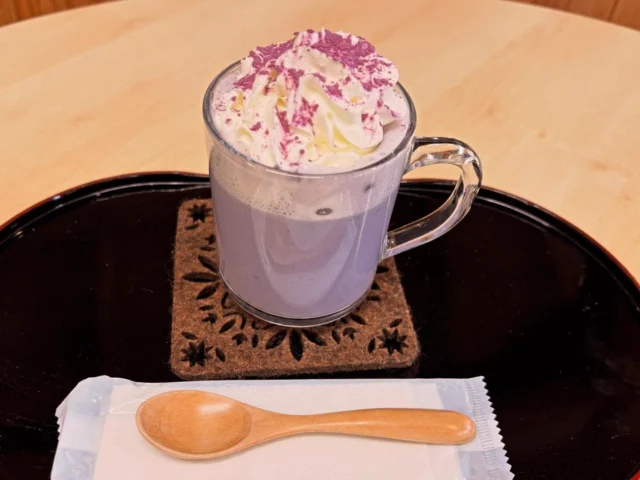 .

秩父宮記念公園うぐいす亭です☕️

うぐいす亭では、好評いただいた『和栗のラテ』が販売終了となり、新たに『紅芋ラテ』(税込600円)の販売を開始いたしました🍠

園内産紅芋の自然な風味と練乳と豆乳のまろやかさがマッチした、心も体もほっこり温まるドリンクです！
こちらはホットのみの販売となります。

寒い園内を散策した後にぴったりですので、ぜひうぐいす亭に温まりにいらして下さい😊

#秩父宮記念公園
#秩父宮記念公園うぐいす亭
#紅芋ラテ
#園内産野菜
#ご褒美ドリンク