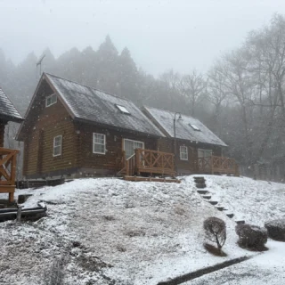 おはようございます。
雪の朝です。
スタットレスタイヤやチェーンなどの冬の装備でお気をつけてお越しください。
#雪
#御殿場市
#乙女森林公園キャンプ場
#富士山
#箱根
#金時山
#ミクリ
#micri