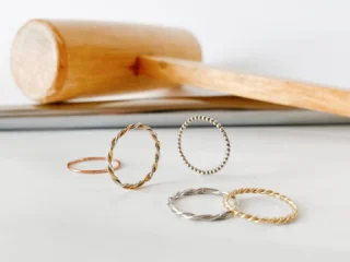 .
　
御殿場市民会館カルチャー
指輪手づくり体験　開催のお知らせ📢
　
　
シルバーやゴールドの棒や板を丸めて
世界にひとつだけのアクセサリーをつくってみませんか？
　
白い輝きが特徴の「シルバーSV950」、
金の美しさと耐久性をバランスよく兼ね備え
控えめな輝きが魅力の「K10」(イエローゴールドまたはピンクゴールド)から素材をお選びください。
　
　
▶︎ 開  催  日　3／7（土）
▶︎ 開催時間　①11:00～12:30 ②13:00～14:30 ③15:00〜16:30
　　　　　　 ※3部制で開催、参加人数により終了時刻が変動
▶︎ 受  講  料　シルバー：8,000円（税・材料費込）または
　　　　　　  K10：16,000円（税・材料費込）
　　　　　　 ※使用する素材によって受講料が変わります。
▶︎ 定　　員　各回4名、合計12名
　
　
お申し込みは電話または窓口にて受付中です。
お気軽にお問合せください🙇‍♂️✨
　
　
主催・問合せ
御殿場市民会館 📞 0550-83-8000