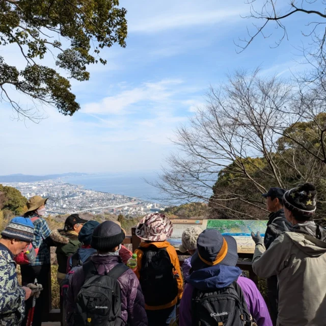 2/5石丁場と石垣山一夜城を巡る歴史探訪ツアーへ行ってきました！

海から山へガイドさんと一緒にハイキング♪
城を築くための石垣はどこで採掘されたのか!?
一夜城は何故、一夜城と呼ばれたのか!?

知識豊富なガイドさんの解説で歴史を紐解きながら、
歩いてきました✨️
※今回は箱根観光ガイドの方にご協力いただきました
　ありがとうございました

また、ヨロイヅカファームへの立ち寄りも👍️
コーヒーとソフトクリーム美味でした！

最後は、国指定史跡に指定された「早川石丁場群」といわれる歴史的価値のある場所へご案内🪨
※気にかけて歩かないと、なかなかみつけられない場所

今回は、
歴史を遡り、昔の人々の偉大さに思いを馳せるツアーでした！普段とは異なる歴史ハイキング、これもまた良いですね✨️

東華軒の「提灯弁当」もお客様から好評で「美味しい、満足」と嬉しい声をいただきました😊
🌸桜や菜の花も見れて、少し春を先取りできましたね！

ご参加いただきました皆様ありがとうございました！
引き続きよろしくお願いします🙇

#富士山
#御殿場
#富士登山
#トレッキング
#ミクリ

ハイキング
御殿場アウトレット
バスツアー
御殿場観光バス