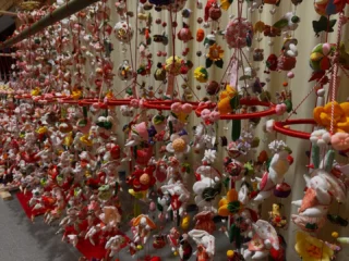 吊るし雛展　開催中〜3/1まで

売店休憩所にて
吊るし雛展を開催しております。
ご協力いただきましたのは
花のちりめん教室の皆様。

細やかな作品に
つい見入ってしまいますね🫣
同じ種類でも、使用する生地や
製作者によってさまざまな表情
雰囲気があり、心が和みます🍀

日本の伝統文化ともいえる
吊るし雛
ぜひ一度ご覧ください🌟

#秩父宮記念公園
#吊るし雛