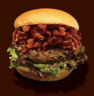 こんにちは市民会館です😃
3月14日(土)と15(日)は第7回御殿場パンフェスとスイーツまつりが開催されます！！
市内や各地で人気のお店が大集合！これを機に新しい食との出会いを探してみませんか？

ちょうどお昼時だったので取り上げたお店がガッツリ系にかたよっています(苦笑)
今回はガッツリ食べたいかたにおすすめグルメ！

1枚目「牛タンバーガー普及の会」
富士から参加のお店です！写真から肉肉しさが伝わってきます！
3/15にキッチンカーエリアで販売します。

2枚目「POWEER‘s Burger」
三島から参加のお店です！ワイルドな旨みがギュッと詰まった伊豆鹿肉を使ったハンバーガーです！自然の恵みを丸ごと味わえるちょっと贅沢なバーガーです。
3/14、15両日調理エリアでの販売です。

3枚目「保科精肉店」
富士市より参加のお店です。
お肉屋さんならではの唐揚げ等のお昔ながらの懐かしい惣菜も魅力的ですがここはやはり特製チャーシュー使用したチャーシューバーガーを！
3/14、15両日調理エリアでの販売です。

4枚目「カーネギー55」
牧之原市より参加のお店です。
長崎県のご当地バーガー佐世保バーガーがこの日は御殿場でも食べることができます！できたてで具沢山のバーガーを口いっぱいに頬張ってください。幸せが広がります。
3／14、キッチンカーエリアでの販売です。

まだまだ紹介は続きます！

#御殿場パンフェス
#御殿場市民会館 
#グルメイベント
#静岡県
#美味しいもの