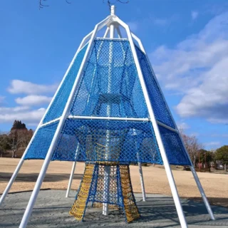 御殿場市中央公園より新設の遊具設置のお知らせです。
新しい遊具は【ケージネットクライマー】です。

#御殿場市中央公園
#新設遊具
#気をつけて遊んでね
#ミクリ
#メダカ