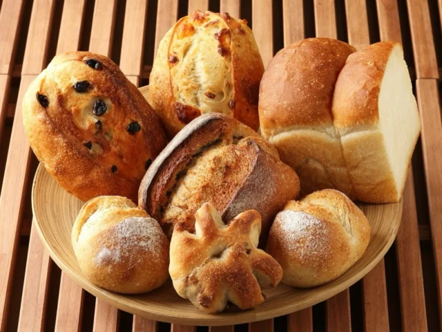 こんにちは市民会館です😃
3月14日(土)と15(日)は第7回御殿場パンフェスとスイーツまつりが開催されます！！
市内や各地で人気のお店が大集合！これを機に新しい出会いを探してみませません

今回は「毎日のパン」をイメージして書いてみようと思います！

1枚目「自家製天然酵母ぱん　DESTURE」
神奈川県山北からの出店です。
“心を満たすぱん”を目指して素朴で飾り気のないぱんですが、お客様の心をほっこりさせる優しいぱんたちが並びます。(やわらかく、暖かく素朴な印象を持たせるためにあえてひらがなで「ぱん」と表記しているのだそうです。)
日常にそっと寄り添うような心をほっこりさせるパン、いかがですか。
3/15(日)、館内エリアで出店しております。

2枚目「わらべ」
御殿場市からの出店です。
市民会館の近くにあるお店なのですが、売り切れ次第閉店なので仕事終わりに寄ろうと思ってもなかなか買えないパン屋さん。御殿場の無添加で体にやさしいパン屋さん。おやつからごはんまで、安心してお召し上がりになれます。
ちなみに人気No.1のくるみるくボーはあっという間に売り切れてしまうので狙っている方は早めのご来館をオススメします！
3/15(日)館内エリアにて出店します。

3枚目「サクヤ」
富士市からの出店です。
突然ですが皆さん、ソフトフランスパンってご存知ですか？「フランスパン」と聞くと固くて苦手…という方もいらっしゃる方もいらっしゃるかと思います。しかしソフトフランスパンは外はカリッと、中はふわふわ、モチモチの食感なのです。薄くスライスしてサンドイッチにしたり、少し厚めに切ってトーストにしてカリッとモチモチを楽しんでもよし、フレンチトーストも美味しいかもしれません😋毎日が楽しいパンになりそうですね。
14(土)15(日)両日とも館内エリアにて販売しております。

4枚目「ぱんはうす　ヴィエナ・ブロート」
裾野市からの出店です。
駅近すぐの三角屋根のパン屋さん。“毎日食べても飽きないパン”をモットーにパンを作られています。
種類豊富で老若男女に愛される町のパン屋さんです。
今回はチョコマーブルやフルーツサンド、バラエティマフィン等が並ぶ予定です。
うーんどれにするか悩みそうです💦
3/15(日)館内エリアにて販売しております。

毎日の生活にパンを😋

まだまだ紹介は続きます！

#御殿場パンフェス
#御殿場市民会館
#グルメイベント
#静岡県
#美味しいもの