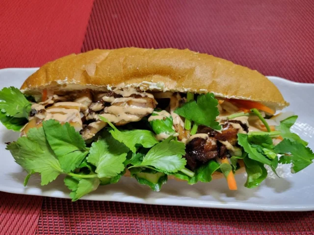 こんにちは市民会館です😃
3月14日(土)と15(日)は第7回御殿場パンフェスとスイーツまつりが開催されます！！
市内や各地で人気なお店が大集合！これを機に新しい出会いを探してみませんか？

1枚目「カムオンカフェ」
富士市から参加のお店です。
ベトナムサンドイッチを販売します！
ソフトフランスパンに甘酸っぱい野菜のなますがクセになり病みつきになるボリュームたっぷりながらヘルシーなサンドイッチです。あれは一度食べたら忘れられない美味しさ✨食べたことない方は一度食べてみることをおすすめします！！
3／15キッチンカーエリアでの販売です！

2枚目「enwa 縁和」
藤枝市からのお店です。
フレンチ、イタリアンを修行し、13年間店舗を構えたのち、地産地消を原点に「静岡から原点へ」というコンセプトを掲げてキッチンカーに乗り換えて活動中のお店です。
3/14、15両日キッチンカーエリアでの販売となります。

3枚目「AH KARARAI アカライ」
御殿場からのお店です。
トルタやタコス、ケサディーヤなど本格的なメキシカンなお料理が食べられます！ピリッとした刺激がクセになる！ぜひとも体験してみてくださいそしてあなたもサルサの虜に…😋
3/15キッチンカーエリアでの販売になります。

4枚目「スパイスカレー　DARTERA」
富士からのお店です。
スパイスカレーのお店がピタパンでパンフェスに販売にやってきます！
香り豊かな様々なピタパンと自家製シロップのチャイをお楽しみください😊スパイスで体が温まりそうですね。
3／14キッチンカーエリアで販売します。

5枚目「トモズファクトリー」
静岡市からやってきます。写真からも伝わる通りたっぷりのチーズとステーキがウリの県内イベントではいつも大人気のキッチンカーです。もう肉とチーズをめいっぱい頬張りましょう！
これは周りを気にせず思いっきりかぶりつきたいですね！
3/14キッチンカーエリアで販売します。

6枚目「タルタルたまごサンド専門店専門店黄白屋」
山口県山口市からのお店です。みんな大好きたまごサンド！4年もかけて独自配合を完成した「コク旨タルタル」はとても味わい深く、濃厚で口溶けも良いと言われています。一度は食べてみたい！！

7枚目「溶岩焼　鈴木」
小山町からの出店です。
見ての通りもうバンズに収まりきらないカツ！このカツは御殿場のわらじ祭りに着想を得て作ったそうです。腹ペコには垂涎の品ですね😋
3/14、15両日調理エリアでの販売です。

まだまだまだまだ紹介は続きます！

#御殿場パンフェス
#御殿場市民会館 
#グルメイベント
#静岡県
#美味しいもの