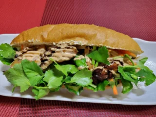 こんにちは市民会館です😃
3月14日(土)と15(日)は第7回御殿場パンフェスとスイーツまつりが開催されます！！
市内や各地で人気なお店が大集合！これを機に新しい出会いを探してみませんか？

1枚目「カムオンカフェ」
富士市から参加のお店です。
ベトナムサンドイッチを販売します！
ソフトフランスパンに甘酸っぱい野菜のなますがクセになり病みつきになるボリュームたっぷりながらヘルシーなサンドイッチです。あれは一度食べたら忘れられない美味しさ✨食べたことない方は一度食べてみることをおすすめします！！
3／15キッチンカーエリアでの販売です！

2枚目「enwa 縁和」
藤枝市からのお店です。
フレンチ、イタリアンを修行し、13年間店舗を構えたのち、地産地消を原点に「静岡から原点へ」というコンセプトを掲げてキッチンカーに乗り換えて活動中のお店です。
3/14、15両日キッチンカーエリアでの販売となります。

3枚目「AH KARARAI アカライ」
御殿場からのお店です。
トルタやタコス、ケサディーヤなど本格的なメキシカンなお料理が食べられます！ピリッとした刺激がクセになる！ぜひとも体験してみてくださいそしてあなたもサルサの虜に…😋
3/15キッチンカーエリアでの販売になります。

4枚目「スパイスカレー　DARTERA」
富士からのお店です。
スパイスカレーのお店がピタパンでパンフェスに販売にやってきます！
香り豊かな様々なピタパンと自家製シロップのチャイをお楽しみください😊スパイスで体が温まりそうですね。
3／14キッチンカーエリアで販売します。

5枚目「トモズファクトリー」
静岡市からやってきます。写真からも伝わる通りたっぷりのチーズとステーキがウリの県内イベントではいつも大人気のキッチンカーです。もう肉とチーズをめいっぱい頬張りましょう！
これは周りを気にせず思いっきりかぶりつきたいですね！
3/14キッチンカーエリアで販売します。

6枚目「タルタルたまごサンド専門店専門店黄白屋」
山口県山口市からのお店です。みんな大好きたまごサンド！4年もかけて独自配合を完成した「コク旨タルタル」はとても味わい深く、濃厚で口溶けも良いと言われています。一度は食べてみたい！！

7枚目「溶岩焼　鈴木」
小山町からの出店です。
見ての通りもうバンズに収まりきらないカツ！このカツは御殿場のわらじ祭りに着想を得て作ったそうです。腹ペコには垂涎の品ですね😋
3/14、15両日調理エリアでの販売です。

まだまだまだまだ紹介は続きます！

#御殿場パンフェス
#御殿場市民会館 
#グルメイベント
#静岡県
#美味しいもの