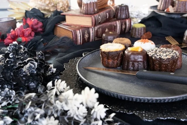 こんにちは市民会館です😃
3月14日(土)と15(日)は第7回御殿場パンフェスとスイーツまつりが開催されます！！
市内や各地で人気のお店が大集合！これを機に新しい出会いを探してみませません

今回は「こだわりの逸品」をイメージして書いてみようと思います！

1枚目「NANA -Canele‘」
清水町からの出店です。
「素材の力を最大限に引き出した唯一無二のカヌレ体験」を追求するカヌレ専門店です。静岡県の食材を積極的に使用して20種以上のフレーバーを展開しています。それはもう宝石のよう✨外は「カリッ」と中は「しっとり濃厚」。あなたに「贅沢な日常にそっと溶け込むカヌレ」を。
3/14(土)、15(日)館内エリアで出店しております。

2枚目「焼き立てメロンパン　J baked」
静岡市からの出店です。
特製のキッチンカーで焼く焼き立てのメロンパンをその場で食べることができます。オーブンから香る甘くて香ばしい香り、あの一口目の“サクッ”“ふわっ”をぜひとも体感してみてください。オーブンからお手元まですぐ、なんてなかなか無い体験です😋
3/14(土)キッチンカーエリアにて出店します。

3枚目「芋屋まさる」
御殿場市からの出店です。
土づくりにこだわり富士山の清らかな水と昼夜の寒暖差でできた美味しいさつまいもを焼き芋にしました。
焼き芋はもちろんのことブリュレや大学芋スティック等素材が美味しいので少し手を加えただけでも贅沢なスイーツになります😋美味しいものに美味しいものを加えるととっても美味しいものになる魔法♪
3/14(土)キッチンカーエリアにて販売しております。

4枚目「箱根西麓ふくらしや」
三島市からの出店です。
みなさん、「箱根西麓野菜」ってご存知ですか？
標高50m以上の温暖湿潤な気候、土地ならではの独特な気候、そして“坂もの”と呼ばれるように機械が入りにくいことから日本屈指の高級野菜として愛されています。
そんなこだわりの野菜を使用したパンやスイーツの販売です。ぜひ味わってみてください。
3/14(土)15(日)両日とも館内エリアでの出店となります

5枚目「たいやき亭」
島田市からの出店です
クロワッサンたい焼きを販売します。
昔は餡が端っこまで入っていないとちょっと残念な気持ちでしたが、このクロワッサンたいやきはちょっと違います。
何層にも重なったパイ生地はあんの無い端っこまで生地がサックサクで美味しい！！もちろん中のあんこやクリーム何にしようかな、と悩んでしまいますが😅
3/15(日)キッチンカーエリアにて出店します。

こだわりの逸品、きになりますね。
まだまだ紹介は続きます！

#御殿場パンフェス
#御殿場市民会館
#グルメイベント
#静岡県
#美味しいもの