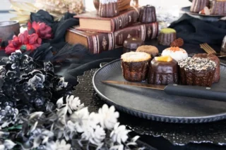 こんにちは市民会館です😃
3月14日(土)と15(日)は第7回御殿場パンフェスとスイーツまつりが開催されます！！
市内や各地で人気のお店が大集合！これを機に新しい出会いを探してみませません

今回は「こだわりの逸品」をイメージして書いてみようと思います！

1枚目「NANA -Canele‘」
清水町からの出店です。
「素材の力を最大限に引き出した唯一無二のカヌレ体験」を追求するカヌレ専門店です。静岡県の食材を積極的に使用して20種以上のフレーバーを展開しています。それはもう宝石のよう✨外は「カリッ」と中は「しっとり濃厚」。あなたに「贅沢な日常にそっと溶け込むカヌレ」を。
3/14(土)、15(日)館内エリアで出店しております。

2枚目「焼き立てメロンパン　J baked」
静岡市からの出店です。
特製のキッチンカーで焼く焼き立てのメロンパンをその場で食べることができます。オーブンから香る甘くて香ばしい香り、あの一口目の“サクッ”“ふわっ”をぜひとも体感してみてください。オーブンからお手元まですぐ、なんてなかなか無い体験です😋
3/14(土)キッチンカーエリアにて出店します。

3枚目「芋屋まさる」
御殿場市からの出店です。
土づくりにこだわり富士山の清らかな水と昼夜の寒暖差でできた美味しいさつまいもを焼き芋にしました。
焼き芋はもちろんのことブリュレや大学芋スティック等素材が美味しいので少し手を加えただけでも贅沢なスイーツになります😋美味しいものに美味しいものを加えるととっても美味しいものになる魔法♪
3/14(土)キッチンカーエリアにて販売しております。

4枚目「箱根西麓ふくらしや」
三島市からの出店です。
みなさん、「箱根西麓野菜」ってご存知ですか？
標高50m以上の温暖湿潤な気候、土地ならではの独特な気候、そして“坂もの”と呼ばれるように機械が入りにくいことから日本屈指の高級野菜として愛されています。
そんなこだわりの野菜を使用したパンやスイーツの販売です。ぜひ味わってみてください。
3/14(土)15(日)両日とも館内エリアでの出店となります

5枚目「たいやき亭」
島田市からの出店です
クロワッサンたい焼きを販売します。
昔は餡が端っこまで入っていないとちょっと残念な気持ちでしたが、このクロワッサンたいやきはちょっと違います。
何層にも重なったパイ生地はあんの無い端っこまで生地がサックサクで美味しい！！もちろん中のあんこやクリーム何にしようかな、と悩んでしまいますが😅
3/15(日)キッチンカーエリアにて出店します。

こだわりの逸品、きになりますね。
まだまだ紹介は続きます！

#御殿場パンフェス
#御殿場市民会館
#グルメイベント
#静岡県
#美味しいもの