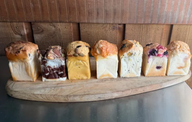 こんにちは市民会館です😃
3月14日(土)と15(日)は第7回御殿場パンフェスとスイーツまつりが開催されます！！
市内や各地で人気のお店が大集合！これを機に新しい出会いを探してみませませんか？

今回も「みんなで食べたらきっともっと美味しい😋」をイメージして書いてみようと思います！

1枚目「米粉パンCUBREAD」
伊東市からの出店です。
店主が小麦粉アレルギーのため、小麦粉アレルギーの方でも安心してみんなで一緒に食べることができる、お米100%のグルテンフリーの米粉パン、米粉スイーツが並びます。お店の名前にもなっている季節のキューブパンは色々試してみたくなりますね😋
3/14(土)、15(日)館内エリアで出店しております。

2枚目「米日和」
三島市からの出店です。
その名の通りお米が主役のパンと焼き菓子のお店です。
パンはさまざまな種類がありどれも美味しそう。特に人気の米粉シフォンはしっとりとしていて絶品です😌
3/14(土)、15(日)館内エリアにて出店します。

3枚目「グルテンフリー＆プラントベースおやつ屋mito」
富士宮市からの出店です。
米粉のおやつを販売します。卵、乳小麦不使用のおやつですが植物性のみのおやつとは気づかないほど、クオリティが高い！
「みんなで　いっしょに　たべたい　おやつ」です😊
3/14(土)、15(日)館内エリアにて販売しております。

4枚目「casico」
沼津市からの出店です。
体に優しい食材を使用した焼き菓子店です。
スコーンときどきグルテンフリー菓子を販売予定です。
素朴なスコーンも惹かれますがグルテンフリー菓子も一緒に販売してくれるとアレルギーの方でも一緒に楽しんで選ぶことができるのではないのでしょうか😆
3/14(土)15(日)両日とも館内エリアでの出店となります

5枚目「たぬきcafe329」
神奈川県相模原市からの出店です。
コロコロとした焼き立てのベビーカステラは食べやすくこれこそみんなで気軽につまめてシェアするのに向いているのでは無いかと。おしゃべりのお供に。
※はちみつ不使用なので小さなお子様から安心してお召し上がりいただけます。
3/15(日)キッチンカーエリアにて出店します。

最近はアレルギーの意識も高まってきており、対応した食品も出てきました。みんなで「美味しいね」って笑い合って過ごせるといいですね✨

まだまだ紹介は続きます！

#御殿場パンフェス
#御殿場市民会館
#グルメイベント
#静岡県
#美味しいもの