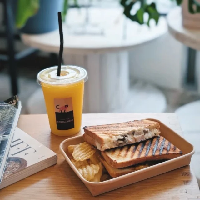 こんにちは市民会館です😃
3月14日(土)と15(日)は第7回御殿場パンフェスとスイーツまつりが開催されます！！
市内や各地で人気のお店が大集合！これを機に新しい出会いを探してみませません

今回は「ちょっと一息」をイメージして書いてみようと思います！

1枚目「Banana  Head」
静岡市からの出店です。
旬の完熟フルーツのフレッシュジュースと人気具材を挟んだホットサンドをその場で調理して提供しています。ちょっと小腹が空いた時などほっと一息つく休憩にピッタリ。出来立てをぜひご賞味ください😊
3/14(土)、キッチンカーエリアで出店しております。

2枚目「ケビン」
小山町からの出店です。
小山町にある四種x遊末だけの小さなパン屋さんがあります可愛らしい猫の形の猫の猫食パンや、バスクチーズケーキといったスイーツも人気です。台湾カステラを食べたことがありますがしっとり軽くふわふわであっという間にペロリ😋とってもおいしいですよ🤭
3/14(土)館内エリアにて出店します。

3枚目「fruit sand Mimi」
富士市からの出店です。
フルーツサンド、“断面萌え”というやつです。たーっぷりのクリームに贅沢なフルーツがごろごろと。切った時の面も美しくて…✨なかなか上手に食べられないけれど、大きなお口でガブリといきたいものです。口いっぱいの幸せ🤭Mimiではフレンチトーストもご用意する予定です。こちらもまた口いっぱい幸せ✨
3/15(日)キッチンカーエリアにて販売しております。

4枚目「纏」
富士市からの出店です。
こちらもフルーツサンドのお店です。同じフルーツサンドと言ってもお店によってちょっと違います。纏さんはクリームがクリームチーズ仕立てなのでさっぱり味で甘いものが苦手な方や初めての方にも食べやすいかもしれません。お口の周りにクリームがつくのなんて気にせずガブリといってしまいましょう！！
3/14(土)15(日)両日とも館内エリアでの出店となります

5枚目「lejardingaulois(ル・ジャルダン・ゴロワ)
東京都からの出店です。
キッシュやバスクチーズケーキ、フルーツタルトに焼きタルト、シューケットラスク…フランス人シェフによる本場のフランスの伝統家庭料理を味わうことができます。
(フランスのものよりすこーし食べやすいように甘さ控えめ、食べた時に少し懐かしくほっとする幸せの味に仕上げています😋)
3/14(土)15(日)館内エリアで出店しています。

まだまだ紹介は続きます！

#御殿場パンフェス
#御殿場市民会館
#グルメイベント
#静岡県
#美味しいもの