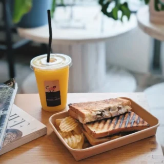 こんにちは市民会館です😃
3月14日(土)と15(日)は第7回御殿場パンフェスとスイーツまつりが開催されます！！
市内や各地で人気のお店が大集合！これを機に新しい出会いを探してみませません

今回は「ちょっと一息」をイメージして書いてみようと思います！

1枚目「Banana  Head」
静岡市からの出店です。
旬の完熟フルーツのフレッシュジュースと人気具材を挟んだホットサンドをその場で調理して提供しています。ちょっと小腹が空いた時などほっと一息つく休憩にピッタリ。出来立てをぜひご賞味ください😊
3/14(土)、キッチンカーエリアで出店しております。

2枚目「ケビン」
小山町からの出店です。
小山町にある四種x遊末だけの小さなパン屋さんがあります可愛らしい猫の形の猫の猫食パンや、バスクチーズケーキといったスイーツも人気です。台湾カステラを食べたことがありますがしっとり軽くふわふわであっという間にペロリ😋とってもおいしいですよ🤭
3/14(土)館内エリアにて出店します。

3枚目「fruit sand Mimi」
富士市からの出店です。
フルーツサンド、“断面萌え”というやつです。たーっぷりのクリームに贅沢なフルーツがごろごろと。切った時の面も美しくて…✨なかなか上手に食べられないけれど、大きなお口でガブリといきたいものです。口いっぱいの幸せ🤭Mimiではフレンチトーストもご用意する予定です。こちらもまた口いっぱい幸せ✨
3/15(日)キッチンカーエリアにて販売しております。

4枚目「纏」
富士市からの出店です。
こちらもフルーツサンドのお店です。同じフルーツサンドと言ってもお店によってちょっと違います。纏さんはクリームがクリームチーズ仕立てなのでさっぱり味で甘いものが苦手な方や初めての方にも食べやすいかもしれません。お口の周りにクリームがつくのなんて気にせずガブリといってしまいましょう！！
3/14(土)15(日)両日とも館内エリアでの出店となります

5枚目「lejardingaulois(ル・ジャルダン・ゴロワ)
東京都からの出店です。
キッシュやバスクチーズケーキ、フルーツタルトに焼きタルト、シューケットラスク…フランス人シェフによる本場のフランスの伝統家庭料理を味わうことができます。
(フランスのものよりすこーし食べやすいように甘さ控えめ、食べた時に少し懐かしくほっとする幸せの味に仕上げています😋)
3/14(土)15(日)館内エリアで出店しています。

まだまだ紹介は続きます！

#御殿場パンフェス
#御殿場市民会館
#グルメイベント
#静岡県
#美味しいもの