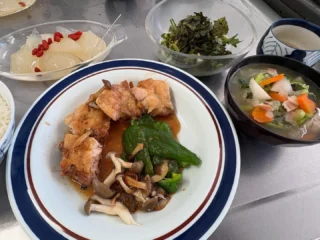 .
　
御殿場市民会館カルチャー教室
日常に役立つおいしい家庭料理
　
旬野菜の創作家庭料理で人気❗️
裾野市『緑笑庵』店主を講師に迎え
月1回開催している
家庭料理を学ぶ講座です。
　
　
更新が遅くなりましたが
＼ 2月のメニュー ／
＊鶏の照り焼き
＊春菊のチョレギサラダ
＊かぶのスープ
＊ハチミツしょうが寒天
　
　
4月から新コース開講にあたり
現在、新規受講生を募集中です🌸
　
講座では薬膳やマクロビオテックの要素を取り入れた
講師オリジナルメニュー全4品（主菜・副菜・汁物・デザート）を学びます。
手軽につくれる本格デザートも魅力です🍮🥄
　
　
バラエティに富んだ
おいしい家庭料理を学んでみませんか？
　
一緒におもてなし上手を目指しましょう🙌
　
詳しくは御殿場市民会館カルチャー教室ホームページをご覧いただくか直接お問合せください。
　
　
主催・問合せ
御殿場市民会館📞0550-83-8000