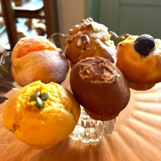 こんにちは市民会館です😃
3月14日(土)と15(日)は第7回御殿場パンフェスとスイーツまつりが開催されます！！
市内や各地で人気のお店が大集合！これを機に新しい出会いを探してみませません

今回は「スイーツ」をイメージして書いてみようと思います！

1枚目「25.muffin」
藤枝市からの出店です。
「おいしさと栄養、どっちも味わえて、みんながにこっとできる焼き菓子を作りたい。」そんな思いから25.muffinは生まれました。成長期のお子さまのおやつに、健康志向、美容志向の方にプロテイン入りマフィンはいかがでしょうか。体も心も喜ぶスイーツです。種類がたくさんあるので色々迷ってしまいます😋
3/15(日)、館内エリアで出店しております。

2枚目「ホームメイドハピネス」
富士宮市からの出店です。
シフォンケーキやクグロフ、チーズケーキ、ガトーショコラなど温かみのある手作りおうち菓子が並びます。
きび砂糖を使うことと、無添加にこだわっており、素朴でコクがあり、通常より風味が良くなっております。ぜひその違いをお楽しみください
15(日)館内エリアにて販売しております。

3枚目「京都利休の生わらび餅野輝商店＆冷蔵庫のプリン屋さん」
長泉町からの出店です。
京都利休の生わらび餅はモンドセレクション2024,2025連続金賞を獲得した一品です。歯がいらないほどのとろける食感と程よい甘さが特徴です。
アイスブリュレは長泉のショコラティエオウルージュのブリュレを。解凍時間によってさまざまな味わいが楽しめます😊
3/15(日)館内エリアにて販売しております。

4枚目「ハッピーエブリシング」
御殿場市より出店です。
「パンとスイーツで笑顔の時間を皆さまに」
そんな店主の想いのもと、プリンやサンドイッチ焼き菓子に惣菜パンまで幅広くラインナップされています。手作り感、温かみのあふれる身体に優しいパンやお菓子をぜひ一度手に取ってみてください。
3/14(土)15(日)両日とも館内エリアでの出店となります。

パンも好きですがスイーツも大好きですという方も多いはず！

まだまだ紹介は続きます！

#御殿場パンフェス
#御殿場市民会館
#グルメイベント
#静岡県
#美味しいもの