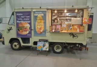 こんにちは市民会館です😃
3月14日(土)と15(日)は第7回御殿場パンフェスとスイーツまつりが開催されます！！
市内や各地で人気のお店が大集合！これを機に新しい出会いを探してみませんか？

今回は「色々気になるあなたに！！」

1枚目「トキワパラダイス」
静岡市からキッチンカーが来ます！
そのキッチンカーには主役が沢山のっています。
ハンバーガー、ホットドッグ、カットステーキサンド、タコスなど…うーんどれも美味しそう…悩ましい…目指せ制覇かな？😵‍💫
目印はトカゲのマーク。探してみてください🔍
3/15(土)、キッチンカーエリアで出店しております。

2枚目「OG.Smily株式会社」
山中湖村からの出店です。
話題の10円パンが買えます！！(ちなみにワタクシ最初聞いた時「10円で買えるパンかーおまんじゅうみたいな感じかな！いろんな味あるのかなー面白そう😋」と思っていました(笑)…違うんです、実はこの10円パンって「大きな10円の形をした中にチーズやクリームが入ったパン」だそうです…知らなかった…すごく気になる！その他にもイチゴを使ったスイーツなども扱っているそうです😊
3/14(土)キッチンカーエリアにて販売しております☆

3枚目「自家焙煎　Bulldogbeans」
裾野市からの参加です。
フレンチブルドッグとキャンプを愛する夫婦が日常のコーヒーはもちろん、キャンプなど自然の中味わうコーヒー時間を特別にいろどるコーヒーをお届けします。
3/14(土)15(日)両日共館内エリアにて販売しております。
※ちなみに春頃十里木にカフェもオープン予定するようですよ⭐️

4枚目「ブーブーカフェ」
御殿場のお店です。
1台でお祭り気分が楽しめてしまうキッチンカーです😊
定番のチュリトスやベビーカステラ、ポップコーン、ロングポテト、名産金貨豚のフランクなどなど甘いのからしょっぱいのまで網羅！！
小腹が減った時などにふらっと気軽に寄れるお店です。
3/14(土)キッチンカーエリアにて出店しております。

キッチンカーって魔法の車ですよね、あの車の中であっという間に何種類も美味しいものが出来上がっていく✨

さてさて、これまでに出展する店舗さんをご紹介させていただきました。
見返すだけでも楽しみです😊
残りの時間、何度も見返していきたいお店をチェックしておいてくださいね。
当日会場でお会いできることを楽しみにしております☆

#御殿場パンフェス
#御殿場市民会館
#グルメイベント
#静岡県
#美味しいもの