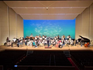 .
　
第45回 御殿場吹奏楽団 定期演奏会
いよいよ明日、開催です！
　
『テレビ』をテーマに
幅広い年代の皆さまが楽しめる楽曲を
たっぷりとお届けします📺🎵
　
　
▶︎ 開 催 日 時：3／8（日）開場13:00 開演13:30
▶︎ 会　　　場：御殿場市民会館 大ホール
▶︎ 入　場　料：全席自由席・税込
　　　　　　　大人500円／中学生以下無料
　
《演奏曲》
♪ 吹奏楽のための「風之舞」
♪ 春の猟犬
♪ ぼよよん行進曲
♪ ドリフずっこけ大集合‼︎
　
　
当日もチケット販売をおこないます🌟
また、お電話にてご予約も承りますので
お気軽にお問合せください。
　
会場では市内マルマンさんのパンも販売予定です🥖
あわせてご利用ください🙇‍♂️✨
　

皆さまのご来場を出演者・スタッフ一同
心よりお待ちしております。
　
　
📷
本日おこなわれたリハーサルの様子です🌈
　
　
問合せ
御殿場市民会館 📞 0550-83-8000