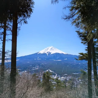 3/5は、2026年最強開運日ということで富士山眺望を気軽に楽しめる山と富士山の構成資産を巡るツアーへ行ってきました！

「🗻天上山トレッキング＆⛩️冨士御室浅間神社」

天上山は、河口湖にあるカチカチ山の舞台となった山です。
冨士御室浅間神社も河口湖の畔にある"富士山中最古の神社"
といわれてます。

河口湖の畔から2時間かけて天上山へたどり着きました。
2日前に雪が降ったので、想定外の雪山トレッキング風になってしまいました💦
危険かな！？という不安な気持ちもありましたが、、、
ポジティブ思考のお客様が多く、楽しい山歩きとなりました！滅多にない心地よい体験でした✨️

天上山に辿り着くと、正面に富士山ド～ンと見事でした！
山頂には小御嶽神社も鎮座し、静かな、心地よい雰囲気が広がり、これもまた良い✨️

下りはロープウェイで楽々♪
5分程度の乗車時間でしたかね😅
2時間かけて登り、5分で下山、、、。

御室浅間神社も最強開運日のためか、多くの方が訪れてましたね♪
今年も良いことがありますように、、、、
悪いことが起きませんように、、、、と参拝しました！

ご参加いただきました皆様ありがとうございました！
引き続きよろしくお願いします🙇

#富士山
#御殿場
#富士登山
#トレッキング
#ミクリ

ハイキング
御殿場アウトレット
バスツアー
御殿場観光バス