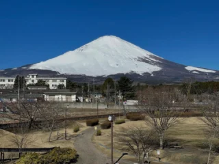 御殿場市、桜公園からお知らせします。
本日は富士山が裾野まで真っ白です。
気温は、大分暖かくなりました。

#御殿場市桜公園
#富士山
#mtfuji
