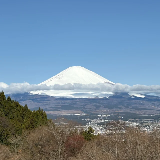 おはようございます。
昨日は雨でしたが、富士山は雪が降ったようで今朝は真っ白です。
今週末、予報では天気に恵まれそうです。3/28(土)、3/29(日)は、第1・第２キャンプ場とも若干の空きがありますので、宿泊をご検討の方は直接お電話ください。(電話0550‐82‐7870)
#御殿場市
#乙女森林公園
#乙女森林公園キャンプ場
#富士山
#積雪
#金時山
#箱根
#乙女峠
#ミクリ
#micri