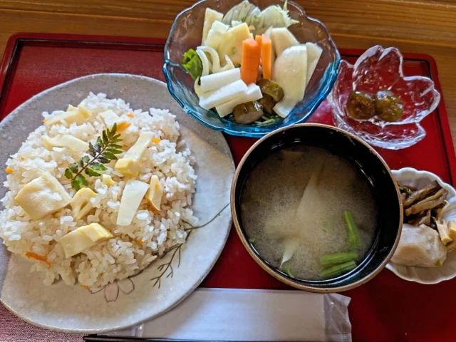 .

秩父宮記念公園うぐいす亭です☕️

うぐいす亭では、季節のご飯プレートが『桜ごはんプレート』から『たけのこの炊き込みご飯プレート』に変わりました！

だしの旨みをしっかり吸い込んだご飯に、園内で採れたシャキッとした筍の食感がアクセントになっていて、ひと口ごとに広がるやさしい香りと、どこか懐かしい味わいが楽しめます😊

付け合わせとお味噌汁がついてお値段900円となっております。

春の味覚たっぷりのご飯プレートをぜひご賞味下さい！

#秩父宮記念公園
#秩父宮記念公園うぐいす亭
#たけのこの炊き込みご飯プレート
#筍
#春の味覚