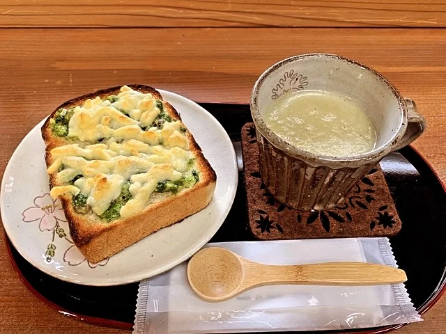 .

秩父宮記念公園うぐいす亭です☕️

うぐいす亭では、季節のトーストが『里芋の味噌マヨトースト』から『ふきのとうのジェノベーゼトースト』に変わりました！

ほろ苦く香り高い園内産のふきのとうを使った特製ジェノベーゼソースを、トーストにたっぷりのせました。ひと口食べると、爽やかな香りとコクのある味わいが広がり、季節ならではの贅沢を楽しめます。

スープ付きで900円での販売です☺️

数量限定での販売となりますのでお早めにどうぞ！

#秩父宮記念公園
#秩父宮記念公園うぐいす亭
#季節のピザトースト
#ふきのとう
#ふきのとうジェノベーゼ