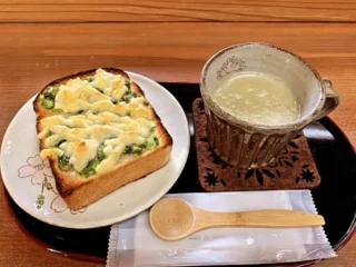 .

秩父宮記念公園うぐいす亭です☕️

うぐいす亭では、季節のトーストが『里芋の味噌マヨトースト』から『ふきのとうのジェノベーゼトースト』に変わりました！

ほろ苦く香り高い園内産のふきのとうを使った特製ジェノベーゼソースを、トーストにたっぷりのせました。ひと口食べると、爽やかな香りとコクのある味わいが広がり、季節ならではの贅沢を楽しめます。

スープ付きで900円での販売です☺️

数量限定での販売となりますのでお早めにどうぞ！

#秩父宮記念公園
#秩父宮記念公園うぐいす亭
#季節のピザトースト
#ふきのとう
#ふきのとうジェノベーゼ