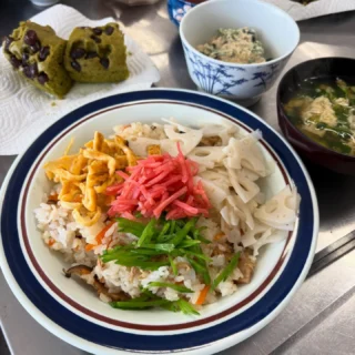 .
　
御殿場市民会館カルチャー教室
日常に役立つおいしい家庭料理
　
　
旬野菜の創作家庭料理で人気❗️
裾野市『緑笑庵』店主を講師に迎え
月1回開催している
家庭料理を学ぶ講座です。
　
　
＼ 3月のメニュー ／
＊五目寿司
＊ほうれん草の白和え
＊三つ葉の卵とじ
＊抹茶甘納豆ケーキ
　
　
4月から新コース開講にあたり
現在新規受講生を募集中です🌿
　
講座では薬膳やマクロビオテックの要素を取り入れた
講師オリジナルメニュー全4品（主菜・副菜・汁物・デザート）を学びます。
　
ホットケーキミックスやアガーを使用した
手軽に作れる本格デザートも魅力のひとつです🥞
　
バラエティに富んだ
おいしい家庭料理を学んでみませんか？
一緒におもてなし上手を目指しましょう🍽️
　
詳しくは御殿場市民会館カルチャー教室ホームページをご覧いただくか直接お問合せください。
　
　
主催・問合せ
御殿場市民会館📞0550-83-8000