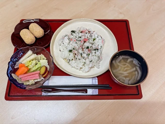 .

秩父宮記念公園うぐいす亭です☕️

うぐいす亭では、明日3/27から桜ごはんプレート(税込1200円)と、桜うぐいすラテHOT・ICE(税込650円)の販売を開始いたします！

桜ごはんプレートは、桜の花の塩漬けと園内産の水掛け菜を混ぜ込んだご飯に付け合わせのピクルスと煮物、味噌汁ときなこおはぎが付いた盛り沢山なご飯プレートです☺️

桜うぐいすラテは、甘いいちごミルクをベースに、フォームした豆乳を乗せ、うぐいす粉をまぶした可愛らしく春らしいラテとなっております☺️

どちらのメニューも春の訪れを感じられるメニューとなっておりますので園内の桜をお楽しみいただきながら、うぐいす亭にもぜひ足をお運び下さい！

桜ごはんプレートは3/27〜4月いっぱい(無くなり次第終了)、桜うぐいすラテは3/27〜4/12限定販売となります。

また、桜うぐいすラテ販売期間中は練乳いちごラテの販売は一時中止とさせていただきます。

みなさまのご来店お待ちしております🙇‍♀️

#秩父宮記念公園
#秩父宮記念公園うぐいす亭
#桜ごはんプレート
#桜うぐいすラテ
#期間限定メニュー