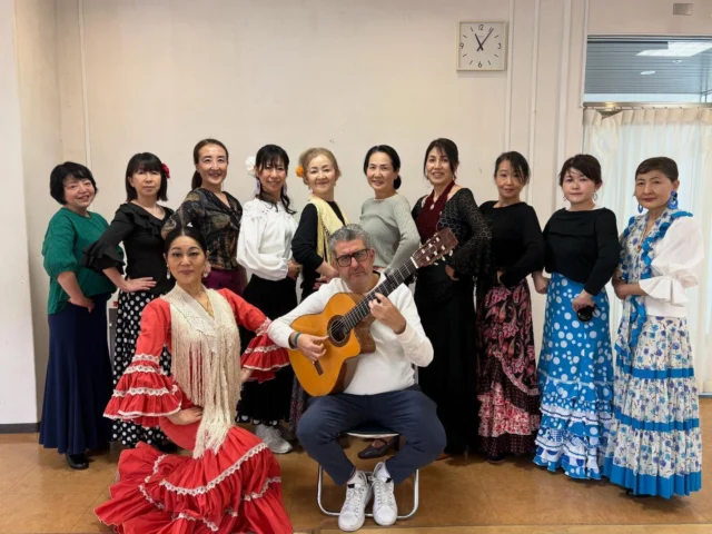 .
　
御殿場市民会館カルチャー教室
踊ってみよう！フラメンコ《1月〜3月コース》
最終日の様子をお届けします。
　
コース最終日はギター演奏にあわせて
レッスンをおこないました💃✨
ご参加いただいた皆さまありがとうございました。
　
　
＼ 5月に1Day体験開催 ／
　
心と身体に優しいフラメンコを踊ってみませんか？
体を動かし汗を流して発散することで
リラックス効果も期待できます🌿
日頃の運動不足が気になる方にもおすすめです。
美容にも健康にも良いとされるフラメンコを楽しみましょう❣️
　
▶︎ 開催日時：5月10日（日）10:00～10:50
▶︎ 受 講 料 ：605円（税込）
▶︎ 対　　象：小学生以上
▶︎ 定　　員：10名
　
　
また、5月17日〜7月19日まで
全6回コースでのレッスンも開催します。
初心者向け入門クラス、経験者向け初級クラス
それぞれ受講者募集中です。
　
詳細につきましては
御殿場市民会館カルチャースクールホームページをご覧ください。
　
主催・問合せ
御殿場市民会館📞0550-83-8000