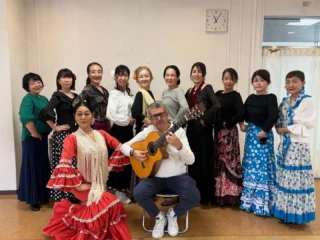 .
　
御殿場市民会館カルチャー教室
踊ってみよう！フラメンコ《1月〜3月コース》
最終日の様子をお届けします。
　
コース最終日はギター演奏にあわせて
レッスンをおこないました💃✨
ご参加いただいた皆さまありがとうございました。
　
　
＼ 5月に1Day体験開催 ／
　
心と身体に優しいフラメンコを踊ってみませんか？
体を動かし汗を流して発散することで
リラックス効果も期待できます🌿
日頃の運動不足が気になる方にもおすすめです。
美容にも健康にも良いとされるフラメンコを楽しみましょう❣️
　
▶︎ 開催日時：5月10日（日）10:00～10:50
▶︎ 受 講 料 ：605円（税込）
▶︎ 対　　象：小学生以上
▶︎ 定　　員：10名
　
　
また、5月17日〜7月19日まで
全6回コースでのレッスンも開催します。
初心者向け入門クラス、経験者向け初級クラス
それぞれ受講者募集中です。
　
詳細につきましては
御殿場市民会館カルチャースクールホームページをご覧ください。
　
主催・問合せ
御殿場市民会館📞0550-83-8000