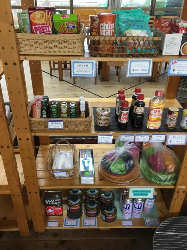 こんにちは。乙女森林公園キャンプ場です。

新年度最初の週末は、大雨のスタートとなりました☔️
さて、キャンプ場では、管理棟売店にて販売しております、調味料とソフトドリンクの種類を増やしてみました。
自動販売機が無くなってしまったので、ご利用の方は営業時間内（7時〜17時）にお買い求めください。

#乙女森林公園キャンプ場
#御殿場市
#乙女峠
#ミクリ
#micri