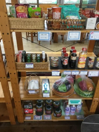 こんにちは。乙女森林公園キャンプ場です。

新年度最初の週末は、大雨のスタートとなりました☔️
さて、キャンプ場では、管理棟売店にて販売しております、調味料とソフトドリンクの種類を増やしてみました。
自動販売機が無くなってしまったので、ご利用の方は営業時間内（7時〜17時）にお買い求めください。

#乙女森林公園キャンプ場
#御殿場市
#乙女峠
#ミクリ
#micri