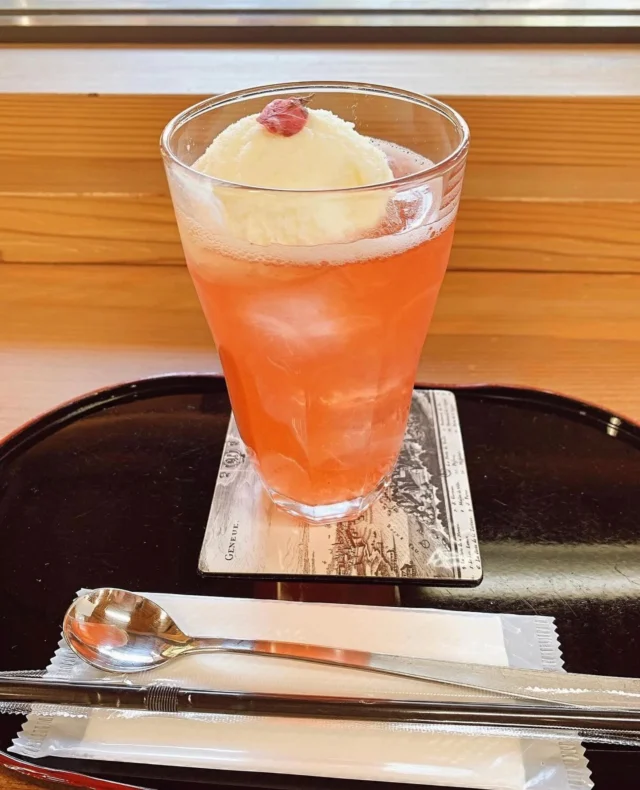 .

秩父宮記念公園うぐいす亭です☕️

秩父宮記念公園では、4/4.4/5の2日間、桜まつりが開催されます🌸

うぐいす亭では、２日間の限定メニューとしまして『桜クリームソーダ(税込600円)』を販売いたします！！

ほんのりピンクに色づいたソーダに、なめらかなバニラアイスを浮かべて、見た目も味わいも華やかな、春限定のクリームソーダです☺️
シュワっと爽やかな炭酸と、ほんのり甘い桜の風味が心地よく、春のひとときを彩る一杯です。

園内の桜も見頃ですので、ぜひうぐいす亭の桜限定メニューを召し上がりにいらして下さい！

#秩父宮記念公園
#秩父宮記念公園うぐいす亭
#桜クリームソーダ
#桜メニュー
#限定販売