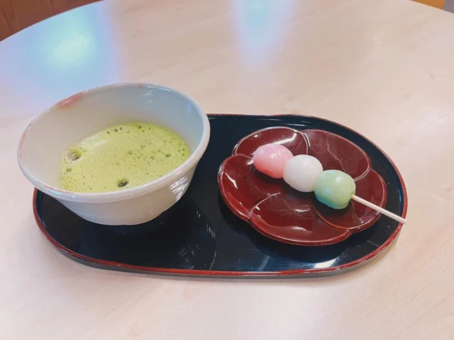 .

秩父宮記念公園うぐいす亭です☕️

秩父宮記念公園では、4/11.4/12の二日間、春のMIYAtei FEStivalが開催されます！！

うぐいす亭では、『三色団子とお抹茶セット(税込700円)』を２日間限定で販売いたします🍡

園内の桜は見頃を終えましたが、園内のイベントをお楽しみいただきながら、うぐいす亭でぜひごゆっくりお抹茶セットを召し上がりください😊

#秩父宮記念公園
#秩父宮記念公園うぐいす亭
#三色団子と抹茶セット
#春のmiyateifestival 
#micri