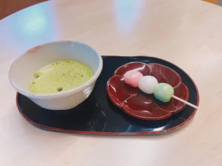 .

秩父宮記念公園うぐいす亭です☕️

秩父宮記念公園では、4/11.4/12の二日間、春のMIYAtei FEStivalが開催されます！！

うぐいす亭では、『三色団子とお抹茶セット(税込700円)』を２日間限定で販売いたします🍡

園内の桜は見頃を終えましたが、園内のイベントをお楽しみいただきながら、うぐいす亭でぜひごゆっくりお抹茶セットを召し上がりください😊

#秩父宮記念公園
#秩父宮記念公園うぐいす亭
#三色団子と抹茶セット
#春のmiyateifestival 
#micri