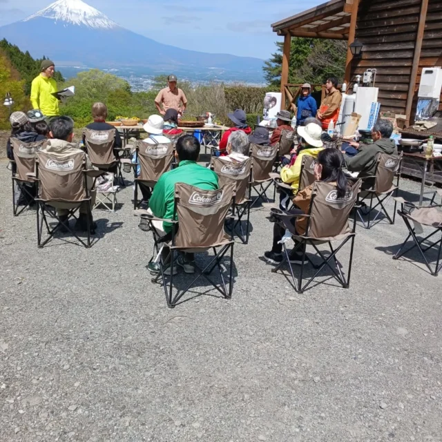 おはようございます。乙女森林公園キャンプ場です。

昨日、第２キャンプ場にて、毎回人気のイベントである、山野草のイベントを開催しました。

朝は肌寒いような気温でしたが、開始時間には太陽が出てきて暖かな春の陽気になり、富士山も顔を出してくれました。

ガイドさんのおはなしを聴きながら、皆さん協力して園内に自生する山野草を摘み取り、料理をして楽しい時間を過ごすことができました。

たくさんの料理ができ、お腹もいっぱいになり、皆さん満足して帰られたようでした。

ご協力いただいた講師の皆様、また、参加者の皆様ありがとうございました。

#乙女森林公園キャンプ場
#御殿場市
#山野草
#ミクリ
#micri