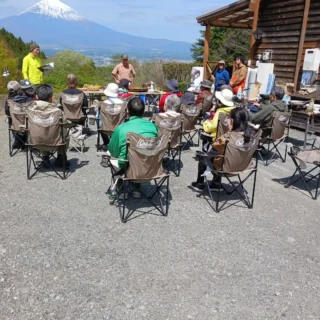 おはようございます。乙女森林公園キャンプ場です。

昨日、第２キャンプ場にて、毎回人気のイベントである、山野草のイベントを開催しました。

朝は肌寒いような気温でしたが、開始時間には太陽が出てきて暖かな春の陽気になり、富士山も顔を出してくれました。

ガイドさんのおはなしを聴きながら、皆さん協力して園内に自生する山野草を摘み取り、料理をして楽しい時間を過ごすことができました。

たくさんの料理ができ、お腹もいっぱいになり、皆さん満足して帰られたようでした。

ご協力いただいた講師の皆様、また、参加者の皆様ありがとうございました。

#乙女森林公園キャンプ場
#御殿場市
#山野草
#ミクリ
#micri
