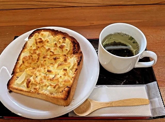 .

秩父宮記念公園うぐいす亭です☕️

少しずつ暖かい日が増えて来た園内では筍が採れ始め、うぐいす亭では季節のトーストが『ふきのとうのトースト』から『たけのこの味噌マヨトースト』に変わりました！

シャキッとした筍に、コクのある味噌とまろやかなマヨネーズを合わせて焼き上げました。
#リトルベア のサクサクなトーストと絶妙に絡み合い、春の味覚を贅沢に味わえます。

この時期限定の大人気メニューをぜひご賞味下さい😊

#秩父宮記念公園
#秩父宮記念公園うぐいす亭
#たけのこの味噌マヨトースト
#春の味覚