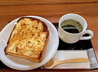 .

秩父宮記念公園うぐいす亭です☕️

少しずつ暖かい日が増えて来た園内では筍が採れ始め、うぐいす亭では季節のトーストが『ふきのとうのトースト』から『たけのこの味噌マヨトースト』に変わりました！

シャキッとした筍に、コクのある味噌とまろやかなマヨネーズを合わせて焼き上げました。
#リトルベア のサクサクなトーストと絶妙に絡み合い、春の味覚を贅沢に味わえます。

この時期限定の大人気メニューをぜひご賞味下さい😊

#秩父宮記念公園
#秩父宮記念公園うぐいす亭
#たけのこの味噌マヨトースト
#春の味覚