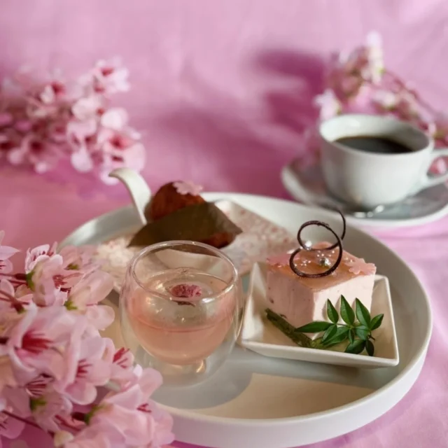 4/7は、箱根ラリック美術館で優雅な大人時間と湘南春のスイーツ旅へ行ってきました！

・ありあけマルシェでお菓子詰め放題
・日本で唯一の寒川神社で参拝　※八福餅のお土産付き　
・レストランあおばで「牛鍋御膳」の昼食
・道の駅 湘南ちがさきでお買い物
・箱根ラリック美術館でスイーツタイム＆貸切鑑賞

春のスイーツ旅、初めて実施しましたが
豪華でしたね！

昼食も種類多く、食べ切れるかな〜と嬉しい不安✨️
また別のエリアでスイーツ旅できたら楽しいだろうな👀✨️

ご参加いただいた皆様ありがとうございます！
引き続きよろしくお願いいたします🙇‍♂️

#富士山
#御殿場
#富士登山
#トレッキング
#ミクリ

ハイキング
御殿場アウトレット
バスツアー