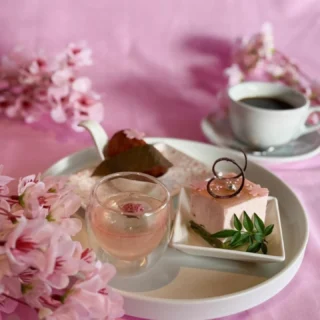 4/7は、箱根ラリック美術館で優雅な大人時間と湘南春のスイーツ旅へ行ってきました！

・ありあけマルシェでお菓子詰め放題
・日本で唯一の寒川神社で参拝　※八福餅のお土産付き　
・レストランあおばで「牛鍋御膳」の昼食
・道の駅 湘南ちがさきでお買い物
・箱根ラリック美術館でスイーツタイム＆貸切鑑賞

春のスイーツ旅、初めて実施しましたが
豪華でしたね！

昼食も種類多く、食べ切れるかな〜と嬉しい不安✨️
また別のエリアでスイーツ旅できたら楽しいだろうな👀✨️

ご参加いただいた皆様ありがとうございます！
引き続きよろしくお願いいたします🙇‍♂️

#富士山
#御殿場
#富士登山
#トレッキング
#ミクリ

ハイキング
御殿場アウトレット
バスツアー