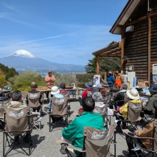 4/18は、春の山野草摘み＆みくりや蕎麦 のイベントを乙女森林公園第2キャンプ場で実施しました！

今年で3年目の人気イベント🌿
富士宮市の森のたねの皆さんにご協力いただき、今年も美味しい「旬」をいただきました✨️

山野草の天ぷら、お浸し、和え物、かき揚げ、お花のパンケーキ(国産はちみつと一緒に)、みくりや蕎麦、、、等々
クロモジとミントのお茶も爽やかでしたね✨️

お腹いっぱいです！

いつもながら天候に恵まれ、御殿場の春を味わうステキなイベントになりました😋

ご参加いただいた皆様、森のたねの皆様
美味しい時間をありがとうございました！
また、来年も実施したいと考えております🙇

引き続きよろしくお願いします！

#御殿場
#富士山
#富士登山
#トレッキング
#ミクリ

ハイキング
御殿場アウトレット
バスツアー