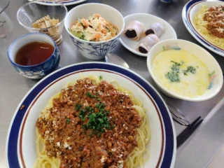 .
　
御殿場市民会館カルチャー教室
日常に役立つおいしい家庭料理
　
旬野菜の創作家庭料理で人気の
裾野市『緑笑庵』店主を講師に迎え
月1回開催している家庭料理を学ぶ講座です。
　
　
今月から新コースがスタートしました♪
　
＼ 4月のメニュー ／
＊ミートソーススパゲッティ
＊きゅうりと切干大根とツナのマヨサラダ
＊じゃがいものスープ
＊桜餅
講師による筍の煮物の紹介もありました😋
　
　
講座では薬膳やマクロビオテックの要素を取り入れた
講師オリジナルメニュー全4品（主菜・副菜・汁物・デザート）を学びます。
　
途中入会も可能ですのでお気軽にご相談ください🌿
　
詳しくは御殿場市民会館カルチャー教室ホームページをご覧いただくか直接お問合せください。
　
主催・問合せ
御殿場市民会館📞0550-83-8000